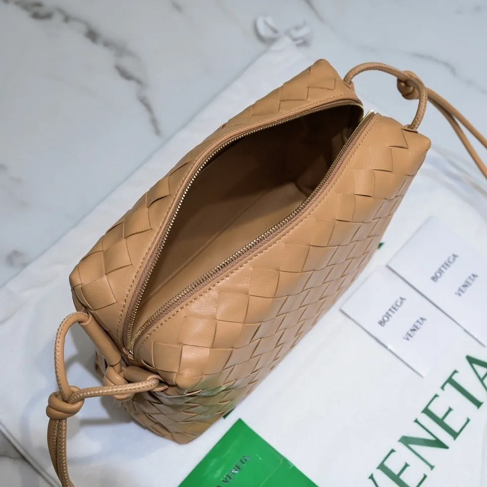 Batch 1260 B's new large Loop camera bag is here🔥Classic woven logo✅ The bag body is made of selected original sheepskin. The texture is soft and waxy. The simple square body is classic and versatile. The interior design is very practical. It has a lot of space and has an adjustable iconic leather drawstring. It can be said to be both elegant and practical. The design is very simple and elegant, with a kind of literary retro style. Size 22x15x8, model: 6684#